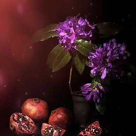 Stilleben mit Rhododendron und Granatapfel. von Saskia Dingemans Awarded Photographer