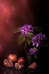 Stilleben mit Rhododendron und Granatapfel.