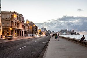 malecon in de avond Havana