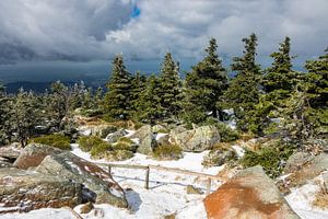 Landschaft mit Schnee auf dem Brocken im Harz von Rico Ködder