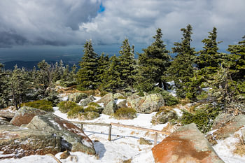Landschaft mit Schnee auf dem Brocken im Harz
