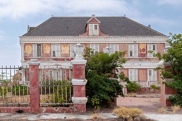 Curacao Willemstad - Pietermaai verlaten landhuis by Marly De Kok