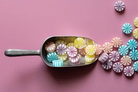 Bunter Zucker in der Schaufel von Ulrike Leone