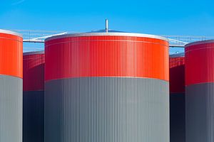 Industrielle Lagertanks in Grau und Rot aus der Nähe