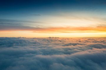 Above the clouds van Niels Keekstra