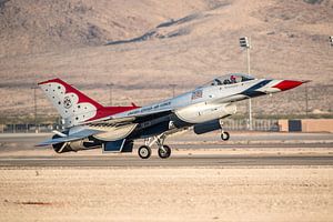Eine Lockheed Martin F-16 Fighting Falcon der Thunderbirds ist gerade nach der letzten Flugshow des 