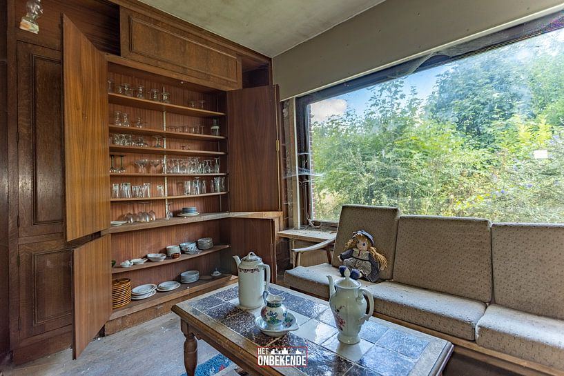 Old-fashioned living room with cobwebs. by Het Onbekende