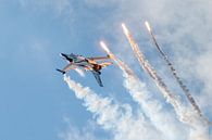 Belgische F-16 Fighting Falcon tussen rook en chaff van Wim Stolwerk thumbnail