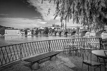 Gemütlicher Blick auf Karlsbrücke mit Veitsdom