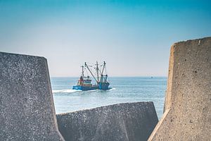 Fischerboot verlässt Kanal für offenes Wasser in Ostende