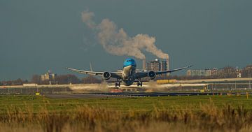 KLM Boeing 787 Dreamliner stijgt op van Schiphol. van Jaap van den Berg
