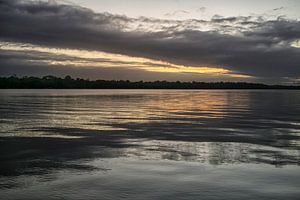 Sonnenuntergang auf dem Fluss in Suriname