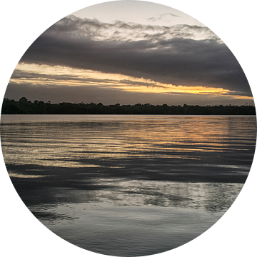 Zonsondergang op de rivier in Suriname