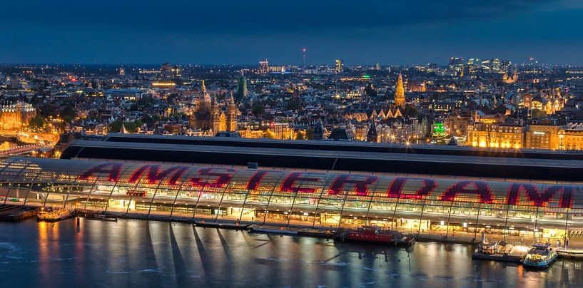 La gare centrale d'Amsterdam dans la lumière du soir. par Menno Schaefer