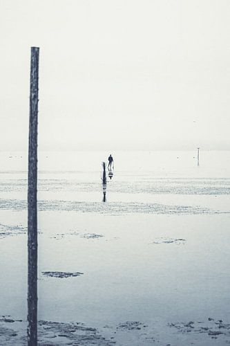 Schatzoeker op het strand van Cuxhaven aan de Duitse Noordzeekust