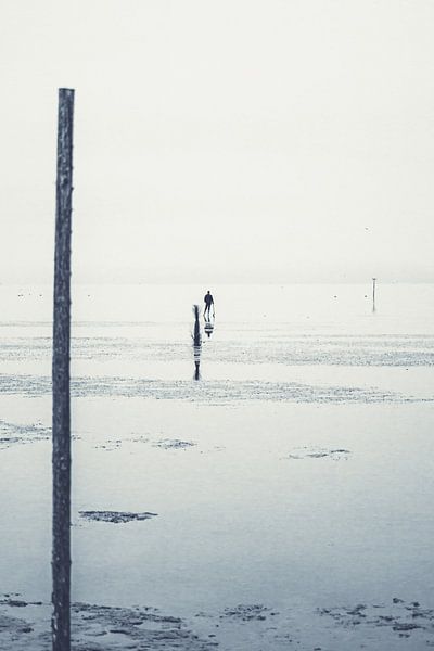 Einsamer Schatzsucher am Strand Cuxhaven an der deutschen Nordseeküste von Jakob Baranowski - Photography - Video - Photoshop
