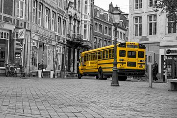 Gele bus in Maastricht - zwart-wit & geel accent van Ilspirantefotografie