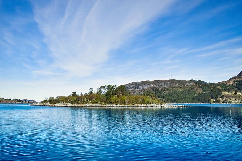 Fjord en Norvège, ciel nuageux par Martin Köbsch