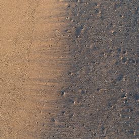 Spuren am Sandstrand 3 von Adriana Mueller