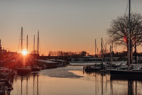 Zonsopkomst tussen de boten in Middelburg