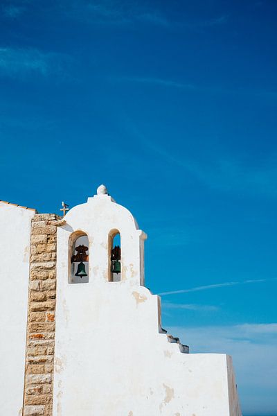 Église blanche au Portugal | Photographie de voyage Algarve par Suzanne Spijkers
