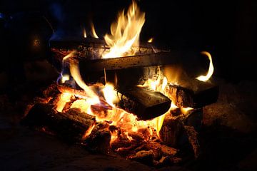 Kampvuur ,  Fireplace, Vuur, warmte  van Yvonne Balvers