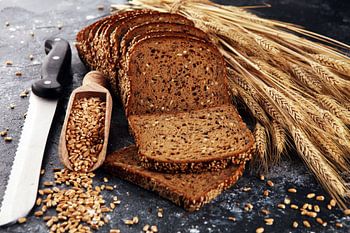Brood en broodmes met granen
