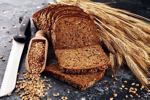 Brood en broodmes met granen
