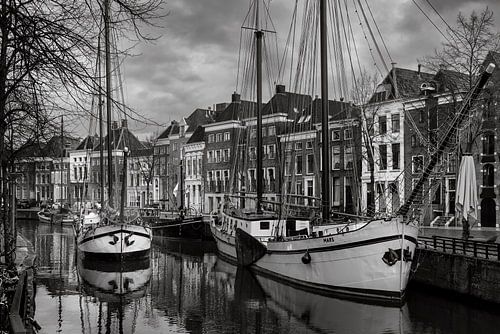 Historische zeilschepen aan de gracht in Groningen &ndash; zwart-wit stadsfotografie