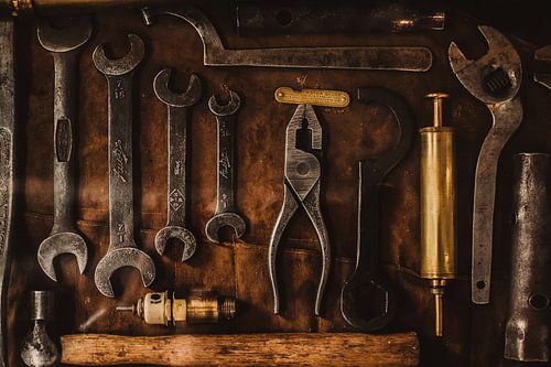 Ouderwets gereedschap in etui gesorteerd