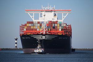 MSC Ditte arriving in the port of Rotterdam at the Maasvlakte terminal, pulled by two small tugs. von André Muller