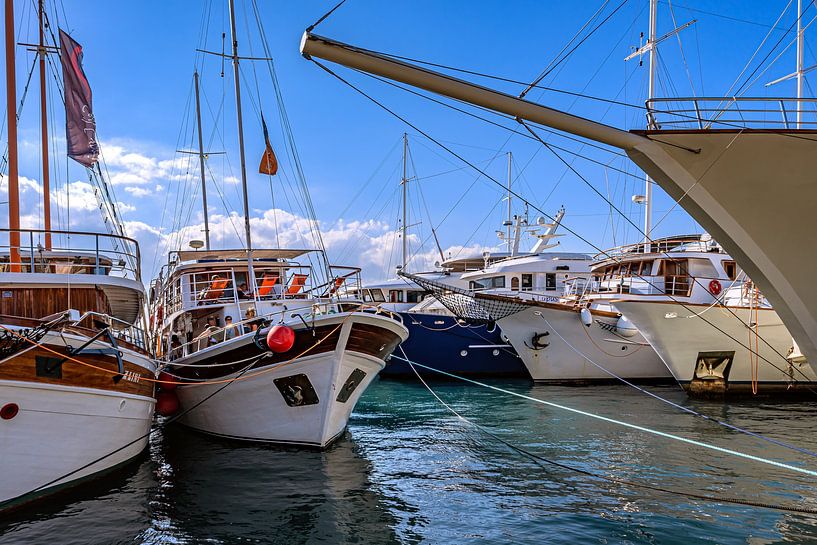 Kroatië : Uitzicht op de haven van Split van Photoart-Naegele