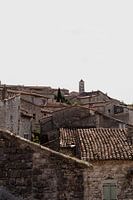 Vue sur les toits d'un petit village situé sur une montagne dans le sud de la France, au bord de l'A