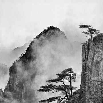 Montagnes brumeuses en Chine sur Paul Roholl