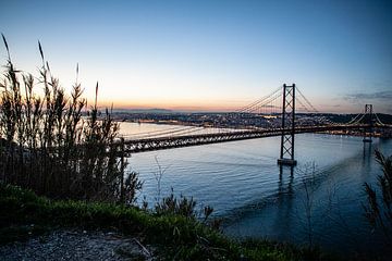 ponte 25 de abril in Lissabon van Eric van Nieuwland