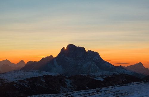 Zonsondergang en alpengloren zijn de meest magische lichtmomenten in de bergen: warm, lichtgevend, emotioneel en perfect voor sfeervolle muurschilderingen.