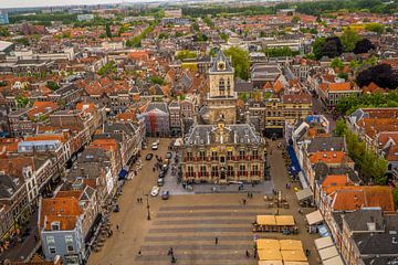Grote markt Delft met stadhuis van Fred Leeflang