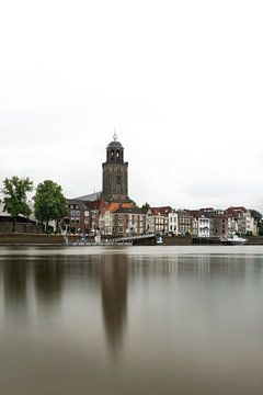 Stadszicht Deventer met IJssel en Lebuinuskerk van Patrick Verhoef