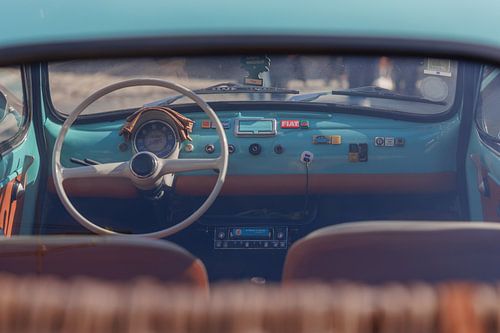 Dashboard van vintage Fiat 500 met retro details van Melissa Peltenburg