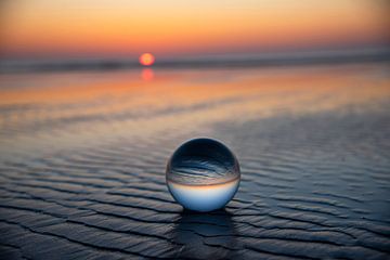 Coucher de soleil d'Ameland avec une boule de verre sur Coby Bergsma