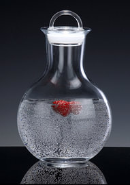 Carafe à eau décorée de framboises sur Kjeld Olsen