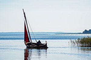 Port with sailing ship in Dierhagen, Germany sur Rico Ködder