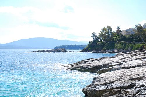 De rotsachtige  kust van het eiland Corfu, Griekenland