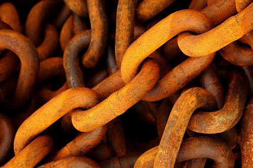 Grove scheepskettingen in oranje roestkleur