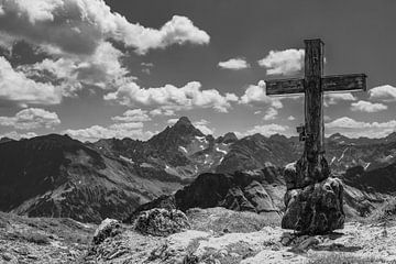 Mountain cross and Hochvogel by Walter G. Allgöwer