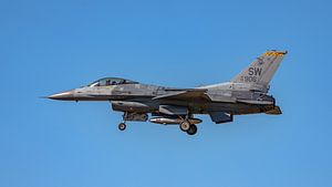 Die F-16C der U.S. Air Force General Dynamics landet auf dem Ellington Airport.