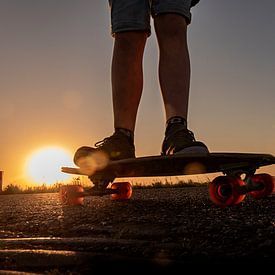 Skateboard bij zonsondergang van Maren Oude Essink