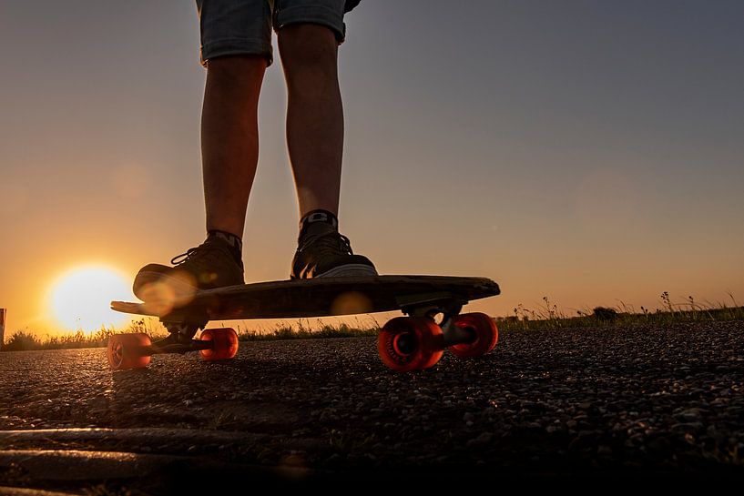 Skateboard bij zonsondergang van Maren Oude Essink