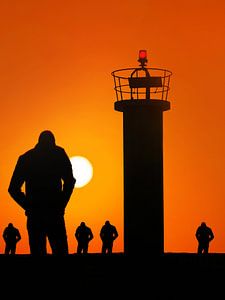 Zonsondergang op de pier met kleine vuurtoren
