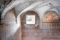 Verlassener Palast mit Fresko. von Roman Robroek – Fotos verlassener Gebäude Miniaturansicht